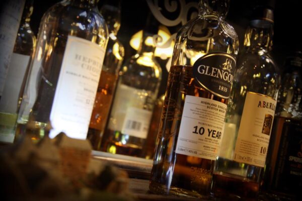 Close-Up von diversen Whisky-Flaschen