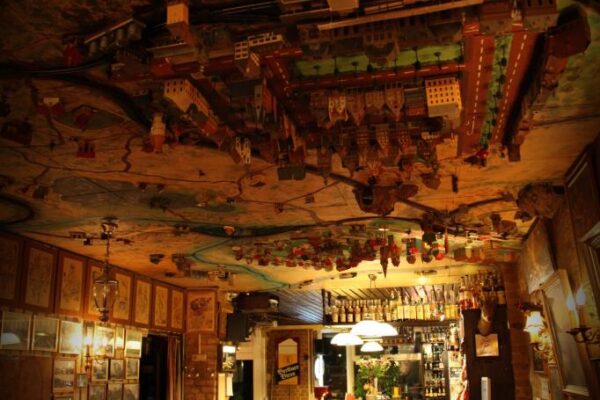 Das "Dorf an der Decke" im Offside Wedding