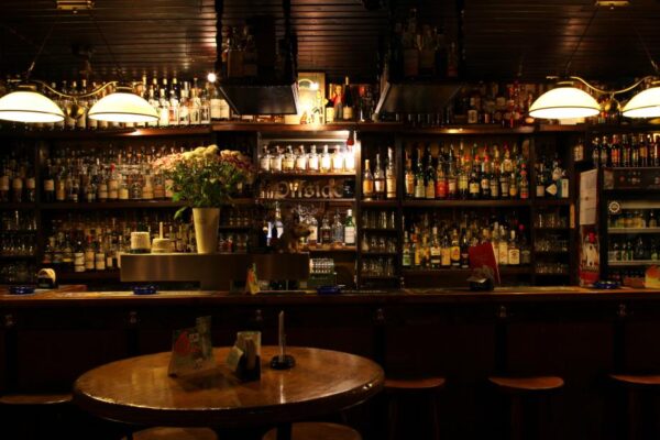 Ansicht des Barbereiches des Offside Wedding mit hunderten Flaschen Whisky in den zahlreichen Regalen