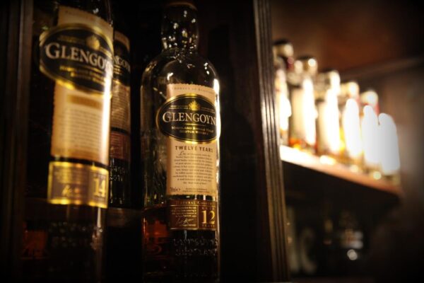 Close-Up von diversen Whisky-Flaschen