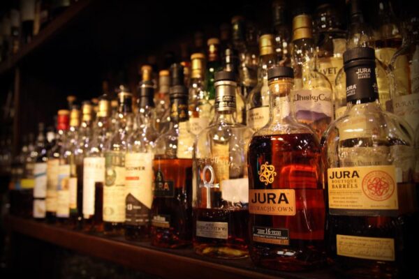 Close-Up von diversen Whisky-Flaschen