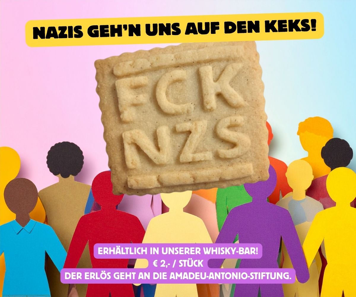 Ein Keks mit der Aufschrift "FCK NZS" vor einer Illustration verschiedenfarbiger Menschen. Dazu der Text: "Nazis gehen uns auf dem Keks! Erhältlich in unserer Whisky-Bar für € 2,- pro Stück. Der Erlös geht an die Amadeu-Antonio-Stiftung."